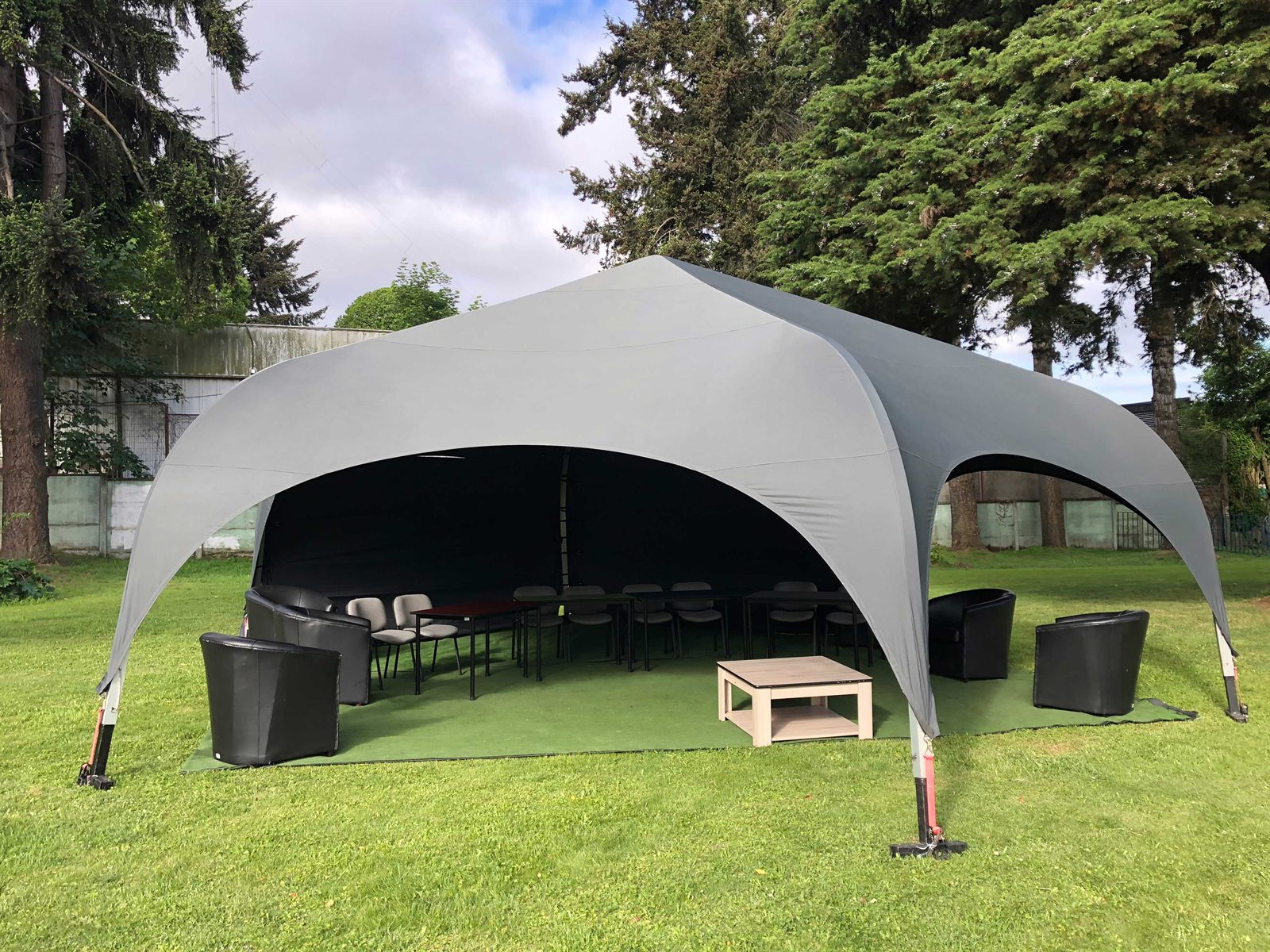 Carpa domo montada con mobiliario para evento