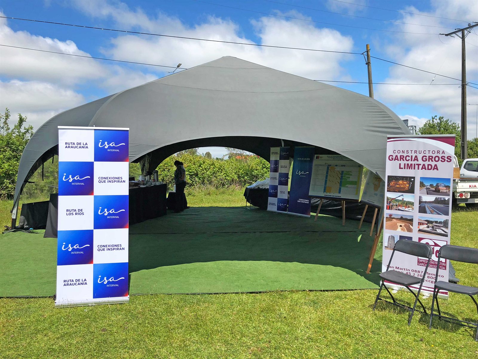 Carpa con pendones para evento corporativo