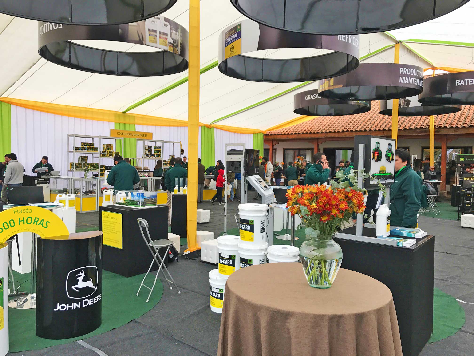 Stand con aros gráficos colgantes