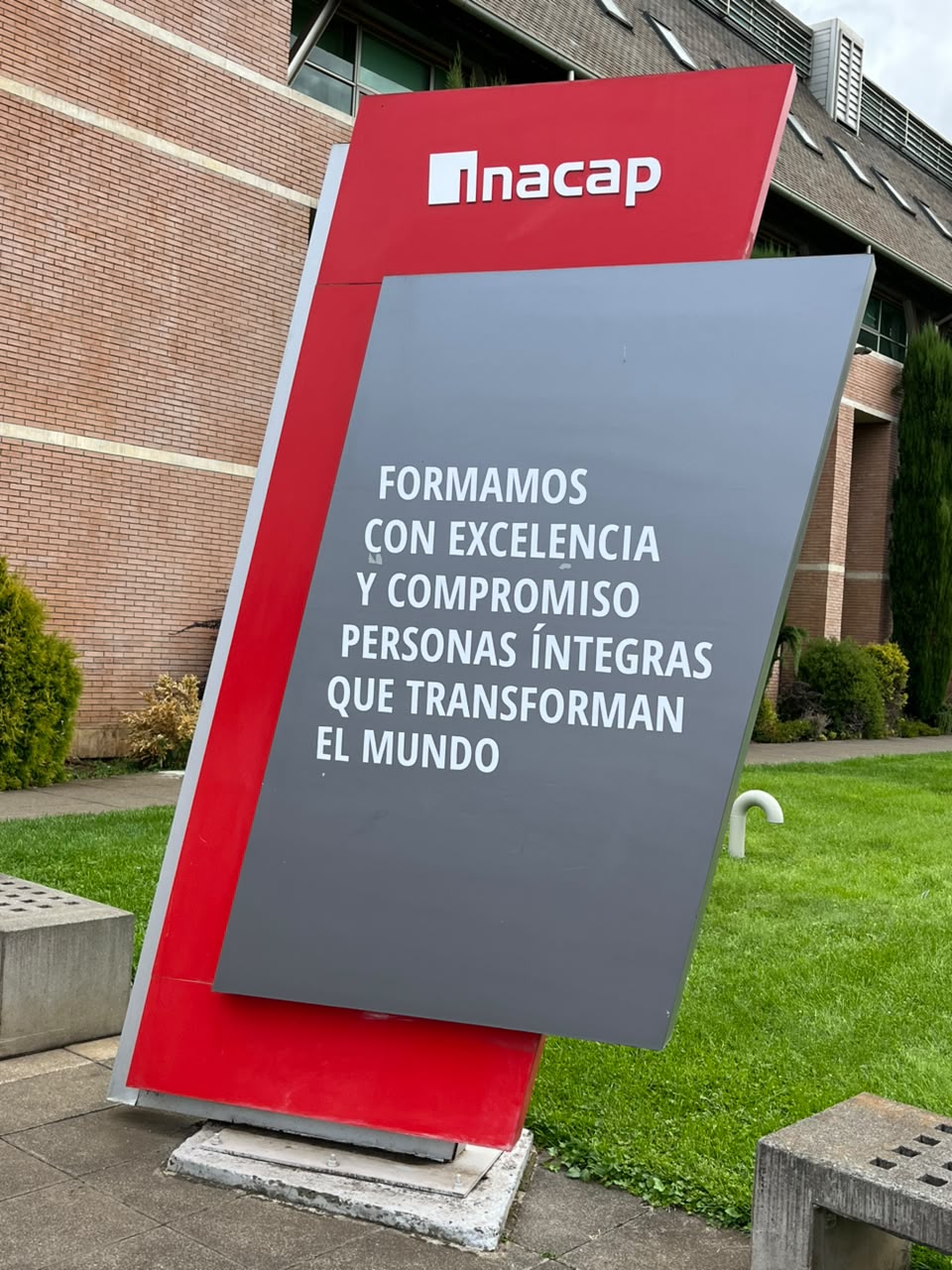 Tótem institucional INACAP