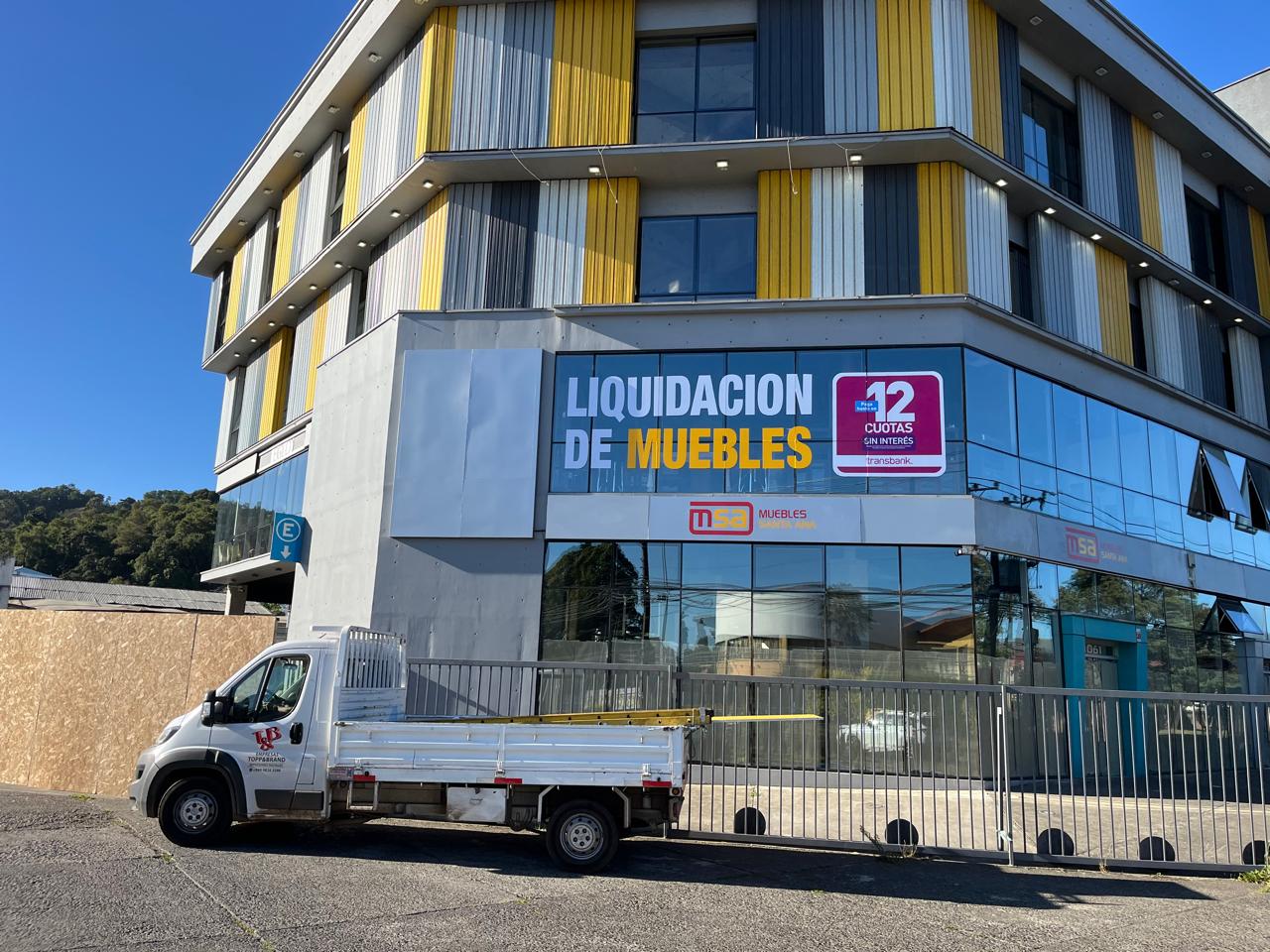 Gráfica de ventanales para tienda de muebles