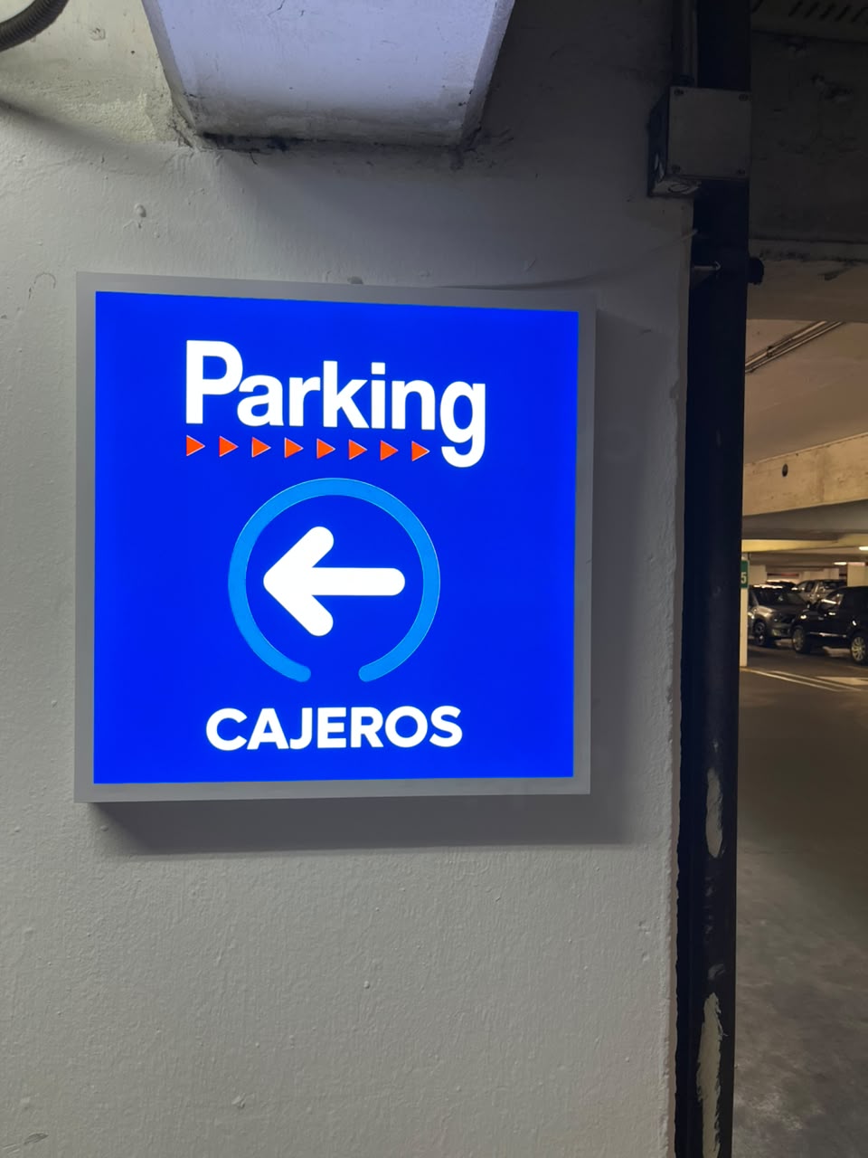 Caja de luz de parking y cajeros en centro comercial
