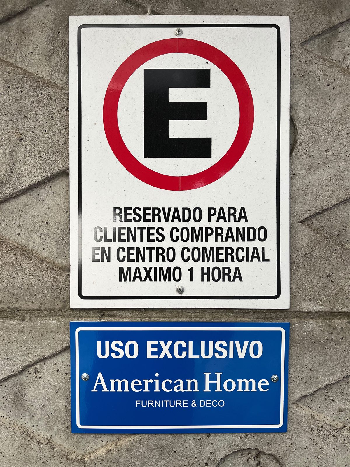 Señales de estacionamiento reservado y uso exclusivo