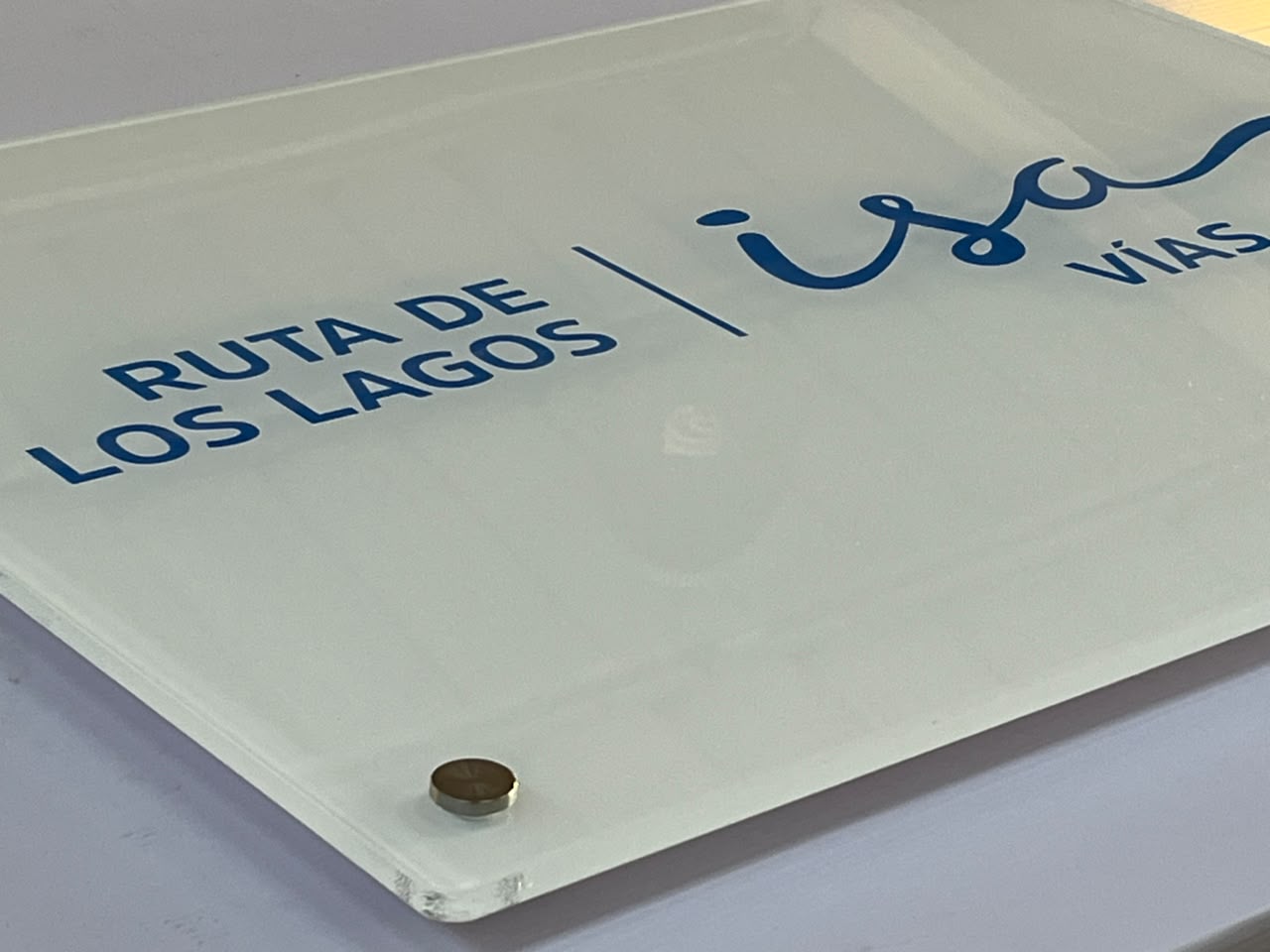 Placa corporativa en vidrio para ISA Vías